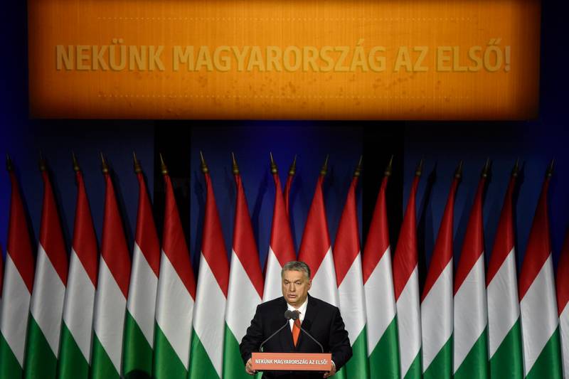 Ungarns statsminister Viktor Orbán under sin årlige tale om landets tilstand. På skiltet over flaggene står det: «For oss kommer Ungarn først!»