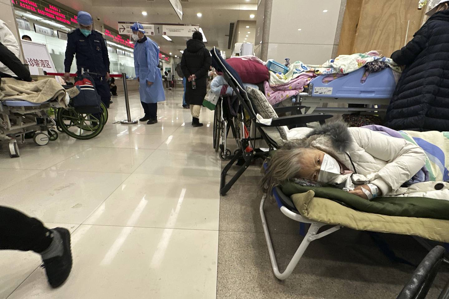 BEIJING: Pasienter ligger på gangen på et sykehus i hovedstaden nyttårsaften.