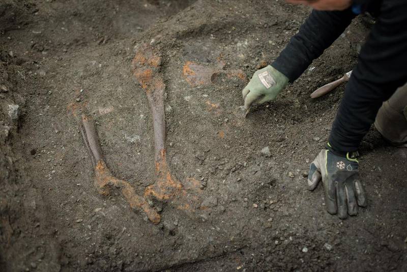 Z Anna Petersén og kollegaene har funne fleire graver. Somme, som denne, er dårleg bevart og det er berre beina av personen som er att.