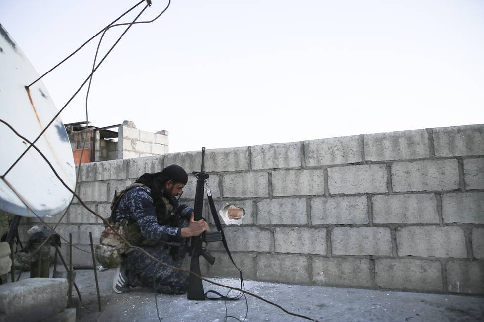 En soldat fra den USA-støttede koalisjonen holder vakt ved Hassaka-fengslet nordøst i Syria. Foto: Orhan Qereman / AP / NTB