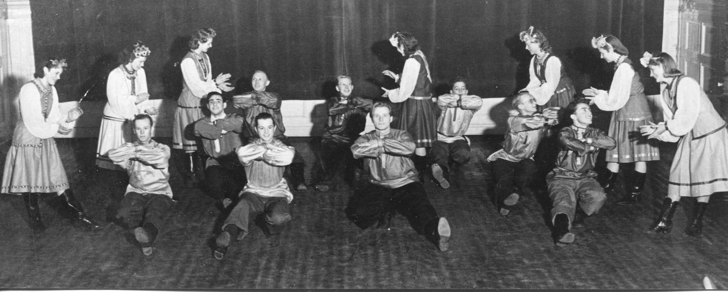Familien Sachnowitz deltok aktivt i musikk- og teaterlivet i Larvik. Herman Sachnowitz sees som nummer to fra venstre av de mannlige danserne.