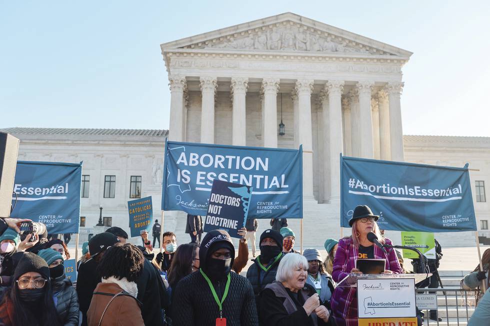 Et flertall i USAs høyesterett virker åpne for å innskrenke landets abortrettigheter. Her demonstrerer abortforkjempere foran høyesterettsbygget onsdag. Foto: Eric Kayne / AP Images for the Center for Reproductive Rights / NTB