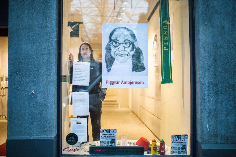 POPUP-BOKHANDEL: Christian Kjelstrup, også kjent som Uroens kokebokhandler, har leid sin egen bokhandel for å stille ut og selge forfatterfavoritter laget i mat.