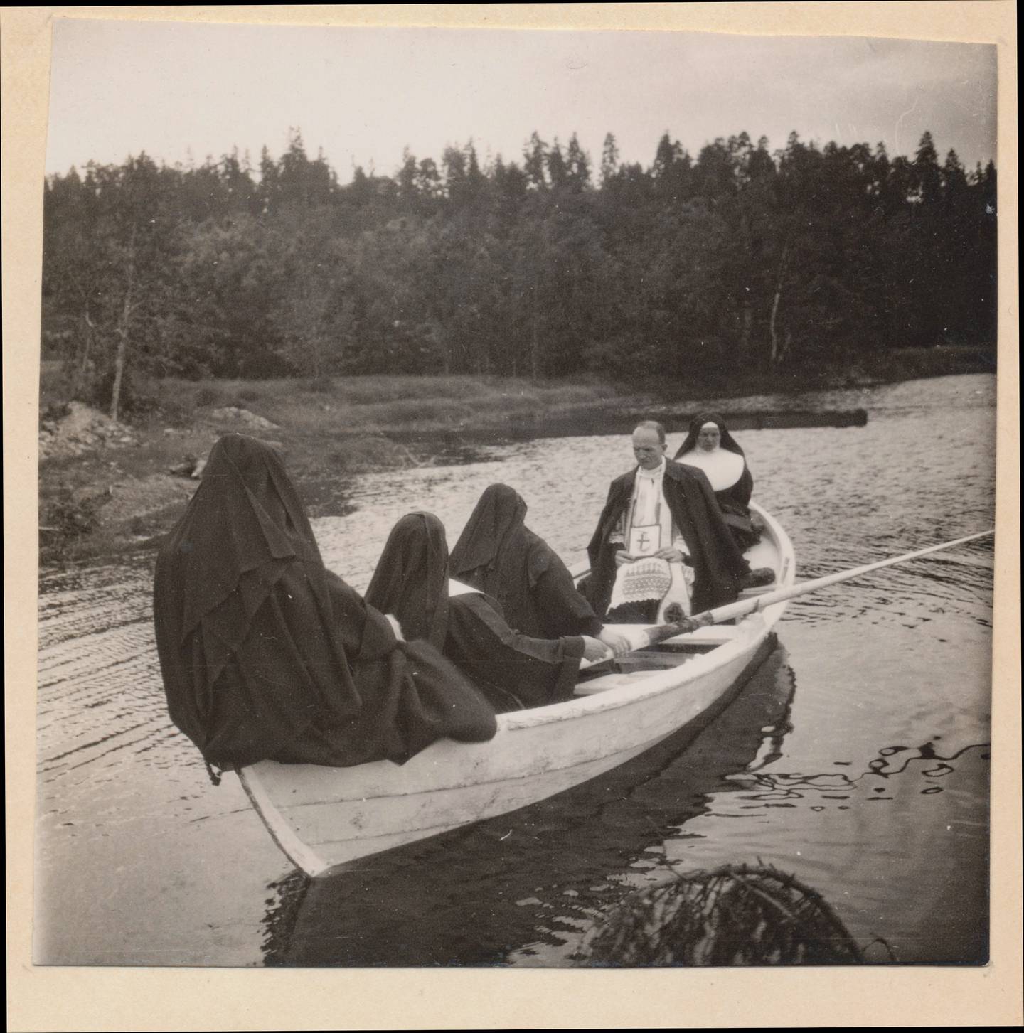 Pater Béchaux var en av de første dominikanerne i Norge. Her er han sammen med St. Josephssøstrene å vei over til Nesøya, der det bodde to fransktalende familier. Båten gikk under navnet «Ignatia» etter en mangeårig sykepleier på Vor Frue Hospital.