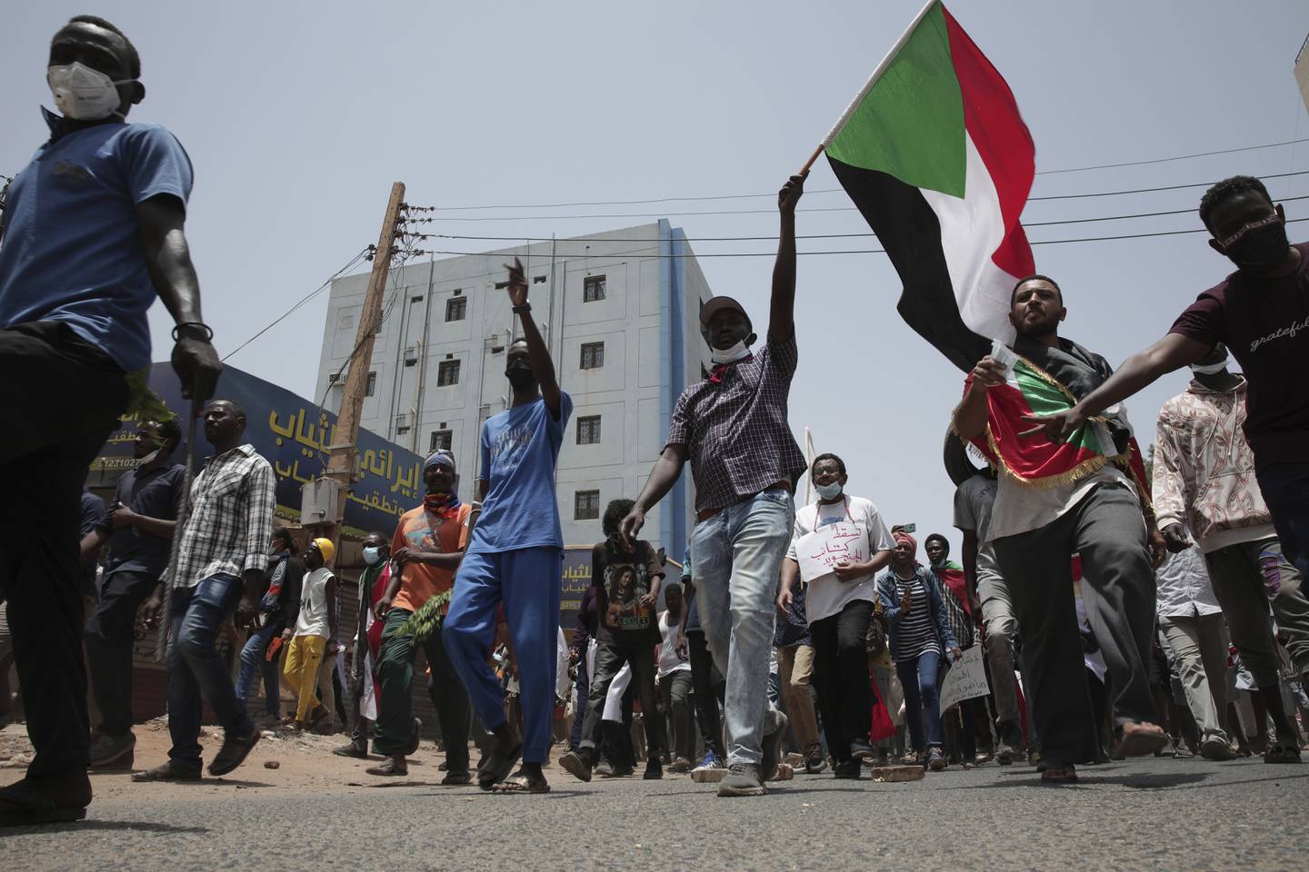 KHARTOUM: Demonstranter mot militærregimet marsjerer i Khartoum torsdag.
