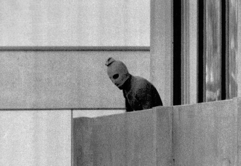 I 1972 gikk palestinske terrorister fra Svart September til angrep på den israelske OL-troppen i deltakerleiren i München. Hovedmannen ble året etter sporet i Norge av Mossad, men det endte med et fatalt drap på en uskyldig i Lillehammer.