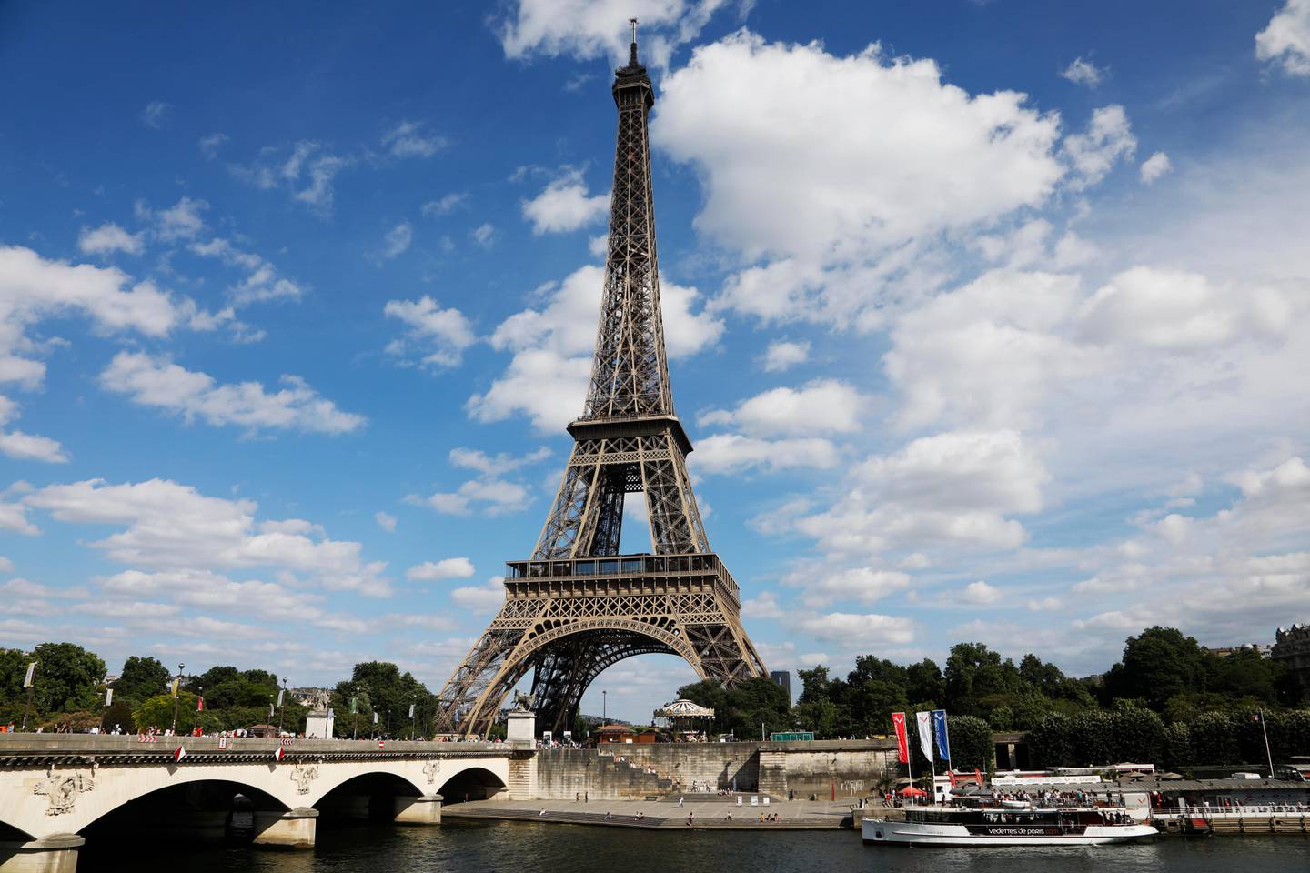 Paris, Frankrike 20170624.
Eiffeltårnet er med sin høyde på 324 meter det mest kjente landemerket i Paris, og er internasjonalt kjent som et symbol for Frankrike. 
Foto: Erik Johansen / NTB