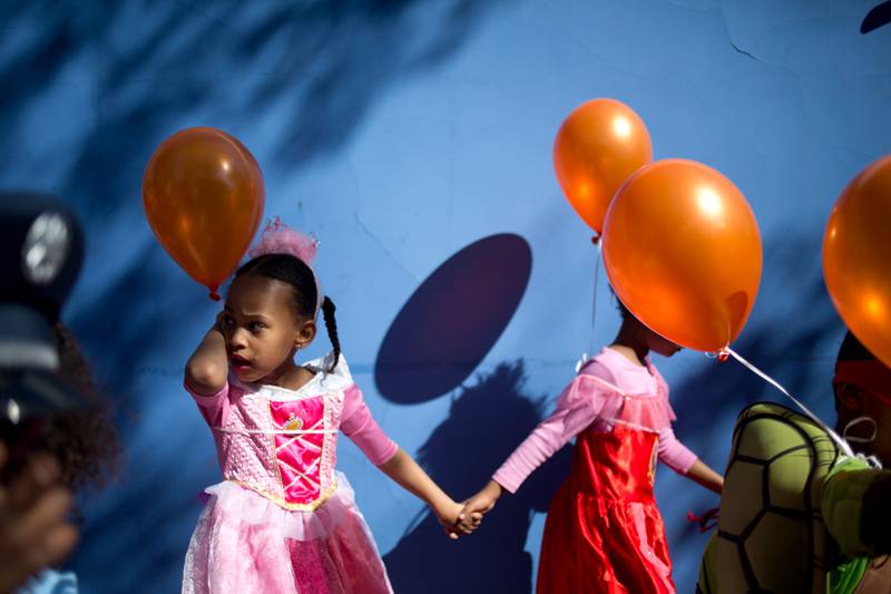 Tusenvis av barn av afrikanske asylsøkere er født og oppvokst i Israel, Disse eritreiske barna kunne i mars i fjor feire Purim-høytiden i en parade i Tel Aviv.