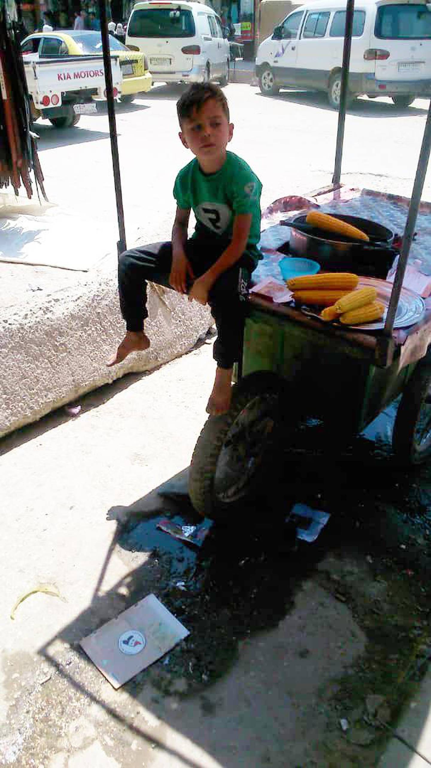 OVERLEVELSE: En ung gutt i Syria har ansvaret for å forsørge hele familien sin. Han selger mais på gata hver dag.