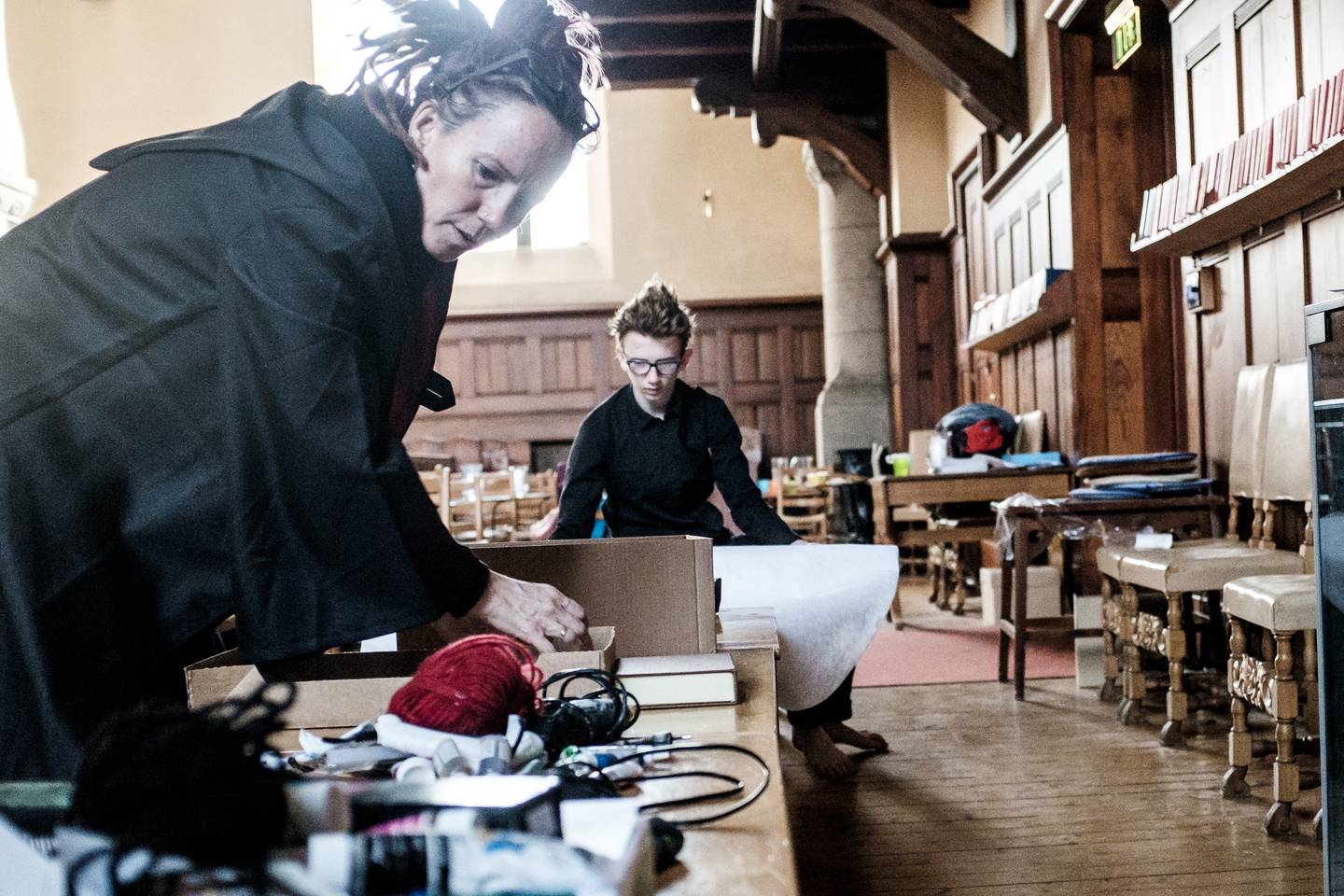 Sunniva og Noah Gylver gjør klar bordene for tryllestav-workshop. De arrangerer Harry Potter-påske i Fagerborg kirke.