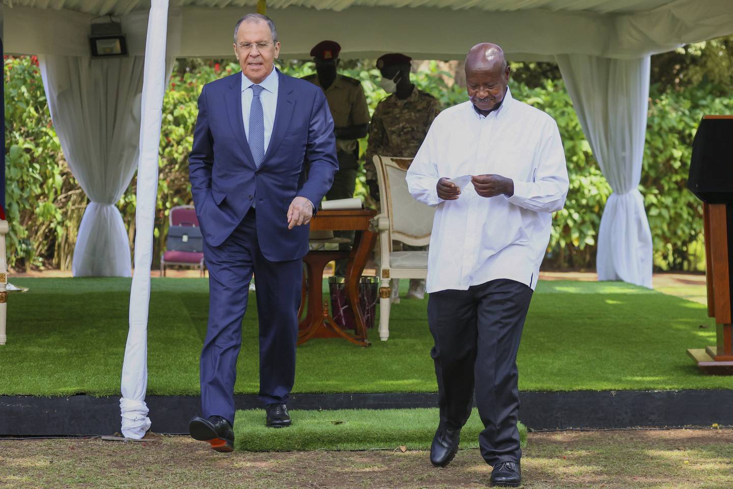 Tonen var god da Russlands utenriksminister Sergej Lavrov møtte Ugandas president Yoweri Museveni i Entebbe. Foto: Russlands utenriksdepartement via AP / NTB