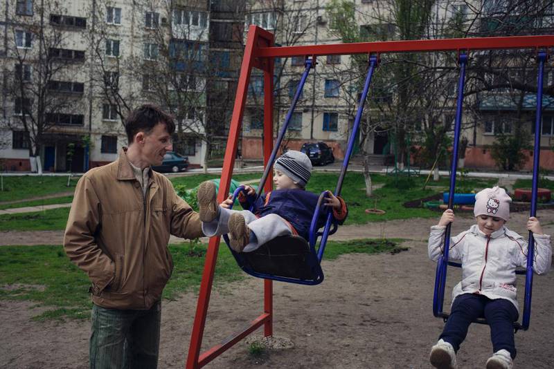 Familiefar i krigstid: Sergej Kuriolovitsj har to barn; Nikola (3) og Darina (8). Når det bombes i nærheten, dytter han barna inn i klesskapet og forer dem med godteri til de roer seg. Sergejs sterke gudstro hjelper ham gjennom hverdagene og frykten for fremtiden.