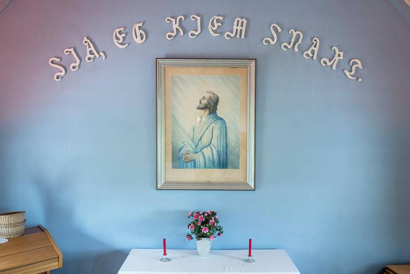 Bedehusbevegelsen har tradisjonelt vært veldig fokusert på Jesus, mener Olaf Aagedal fra KIFO. De mange bildene av ham representerer nettopp det. Her fra Søreide bedehus.