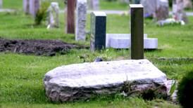  Svensk prest veltet gravstøtter