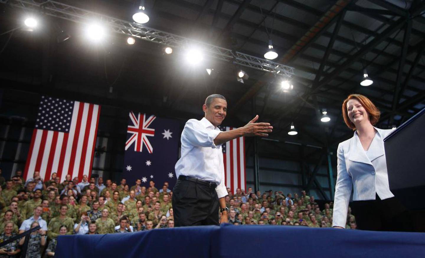 Som australsk statsminister var Julia Gillard i 2011 vertskap for USAs president Barack Obama. Her besøker de to statslederne australske militærtropper i Darwin.