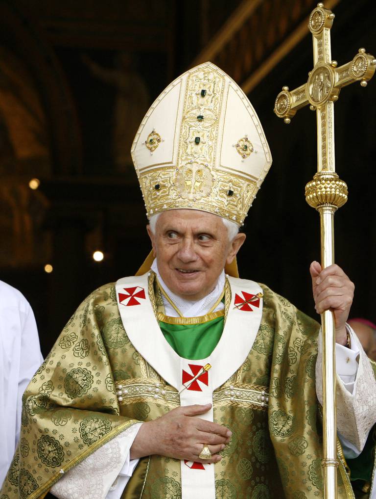 MESSE: Pave Benedikt utenfor St. Paul-basilikaen i Roma i 2008.