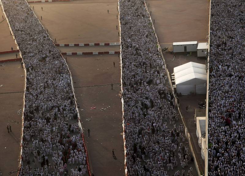 Muslimske pilegrimer går mot Mekka. 