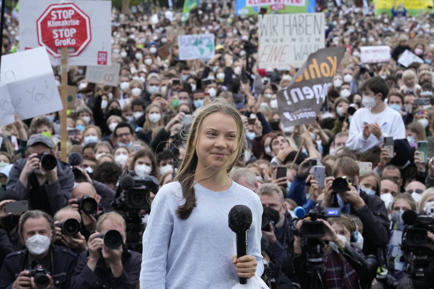 Klimaaktivist Greta Thunberg talte til en stor menneskemengde i Berlin fredag. Foto: Markus Schreiber / AP / NTB