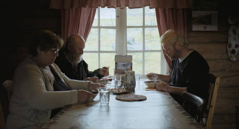 Anders, spilt av Anders Baasmo ­Christiansen, får gjennomgå av onkelen, Bjarne, over en porsjon suppelapskaus. Bjarne anklager han for å hogge som en bever.