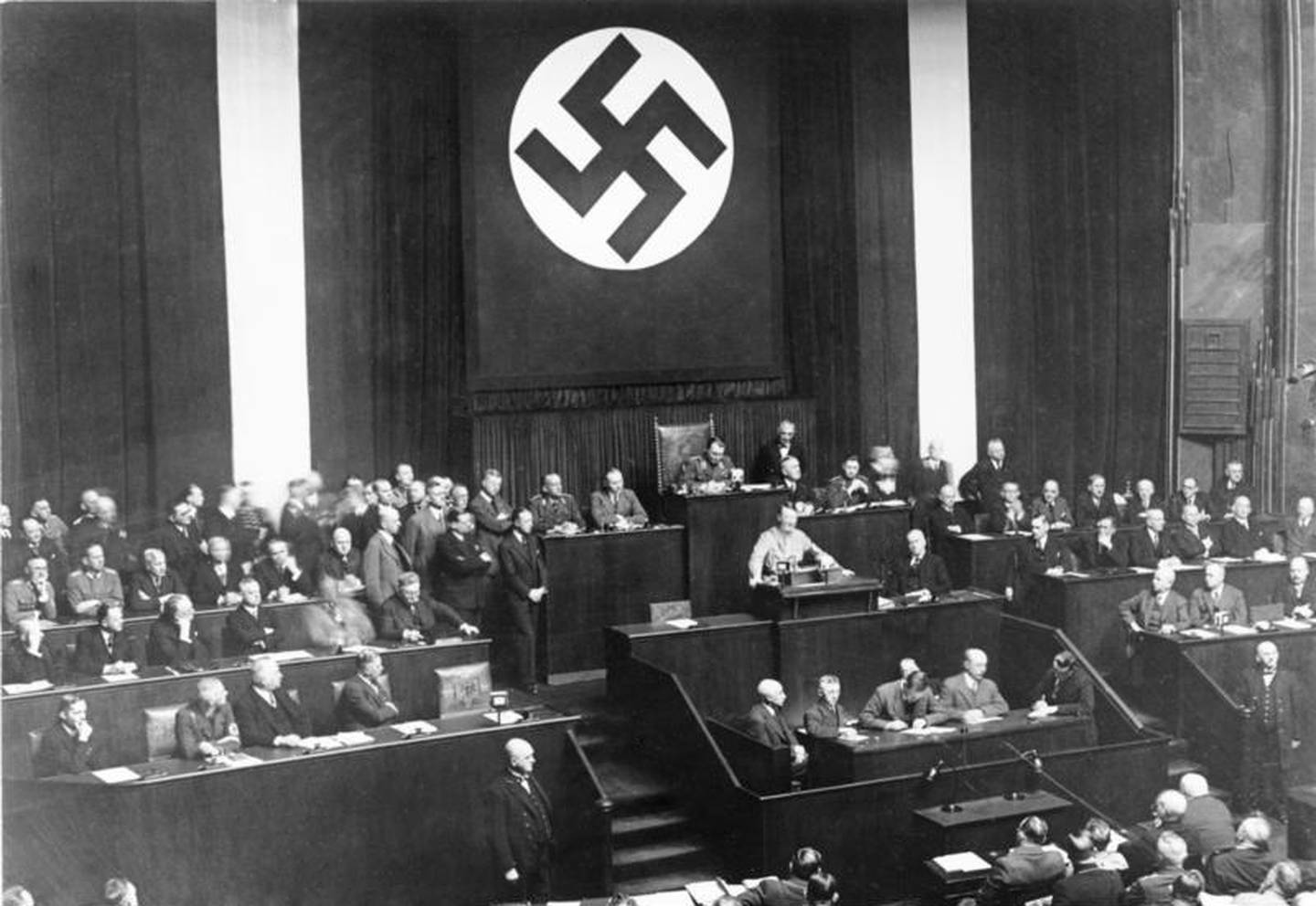 Adolf Hitler på talerstolen i Riksdagen i Tyskland i 1933, da nasjonalsosialistenes fullmaktslov ble vedtatt. Denne overførte all makt til regjeringen og Hitler.