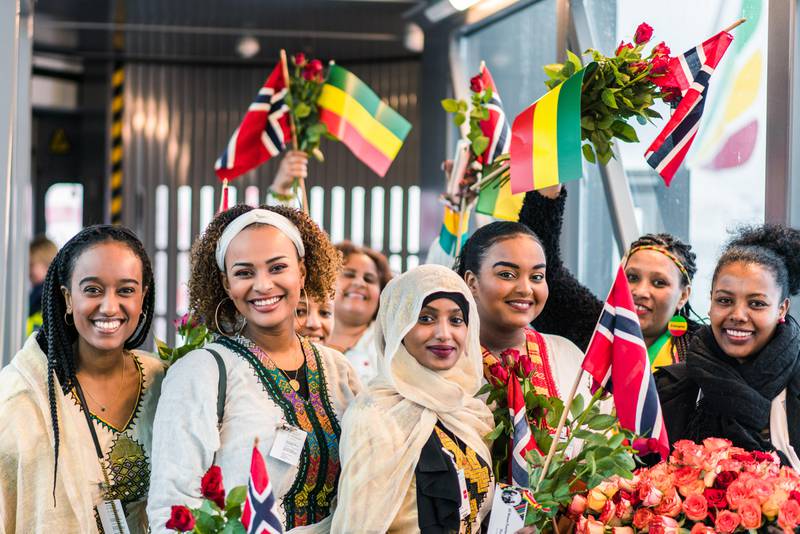 Etiopiere i Norge var møtt opp for å møte «kvinneflyet» med plakater, blomster, norske og etiopiske flagg..
