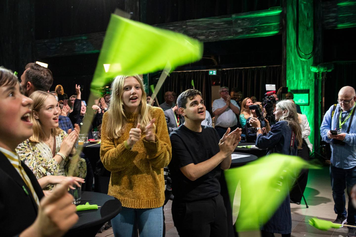 Miljøpartiet De Grønnes valgvake i fjor høst: Jubel og grønne flagg etter en valgkamp der nettopp klimakamp var en hovedsak for velgere. Nå dominerer derimot koronakrisen.