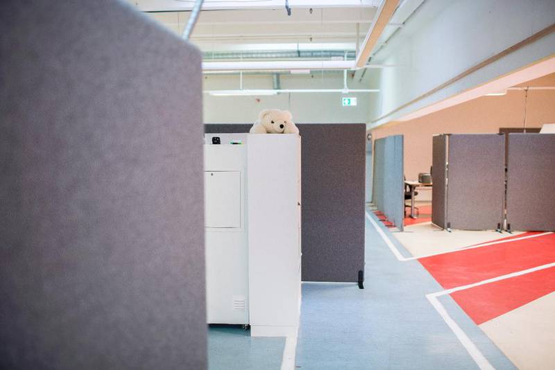 Den myke isbjørnen vokter over intervjusonen hos PU. En av de ansatte syns rommet så litt tomt ut, og dermed fikk bamsen sitt hjem på en hylletopp.