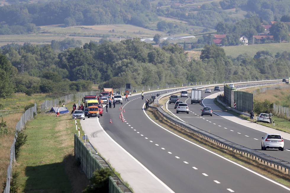 Minst tolv personer døde i en bussulykke i Kroatia lørdag. Rundt 30 personer er alvorlig skadd, ifølge nødetatene. Foto: AP / NTB