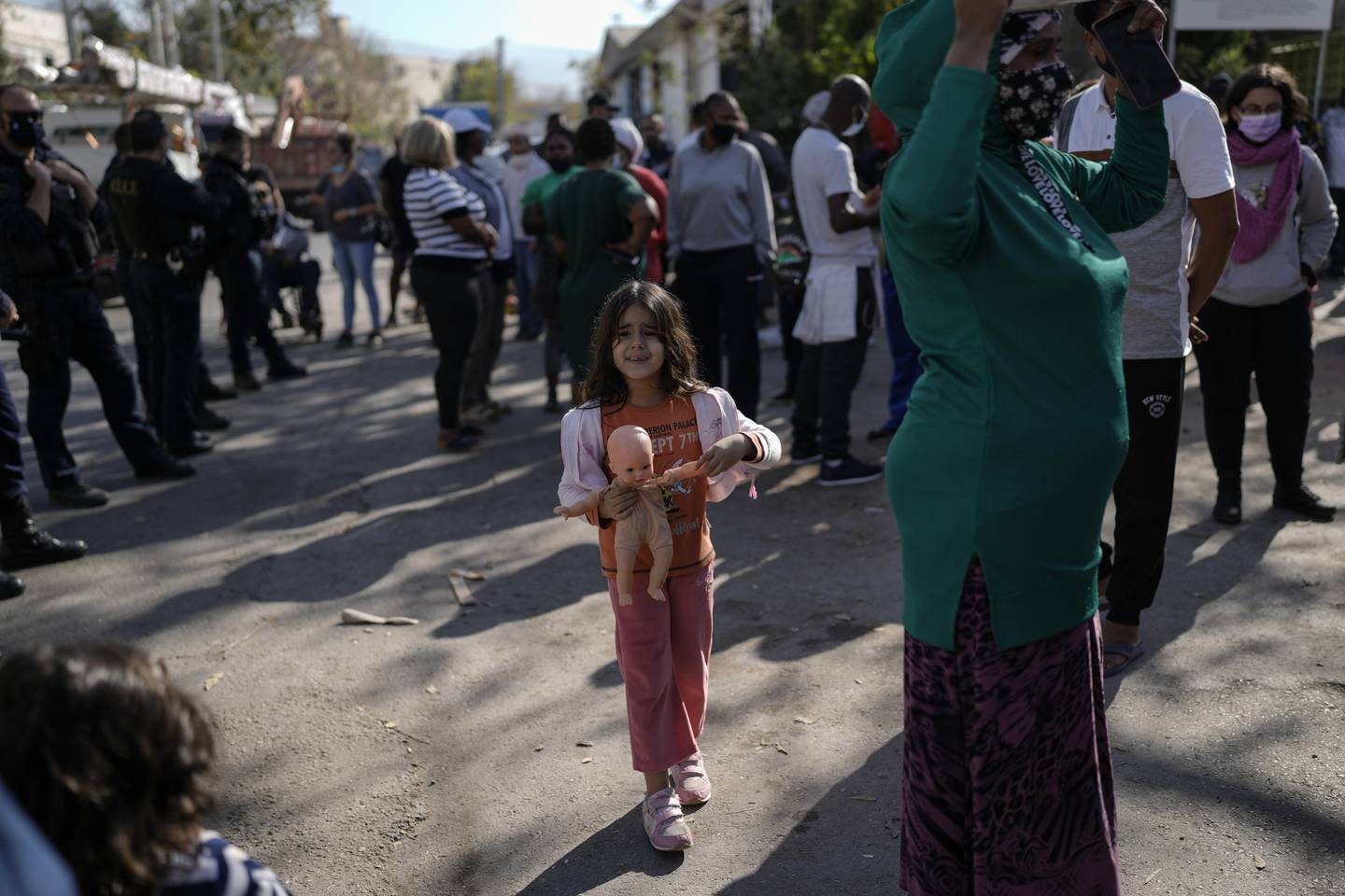 Ei jente deltek i ein demonstrasjon ved ein flyktningleir utanfor Athen.