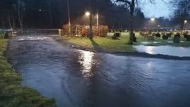 Uværet Gyda har ført til oversvømmelse på gravplassen. Kirkeverge etterlyser mer penger til sikring