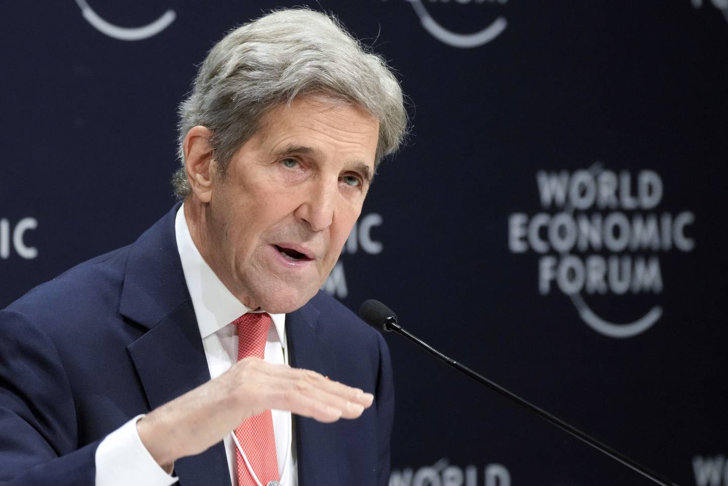 USAs klimautsending John Kerry lover at landet skal oppfylle utslippsmålet, til tross for at landets høyesterett har lagt begrensninger på anvendelsen av landets viktigste lov mot forurensning. Arkivfoto: Markus Schreiber / AP / NTB