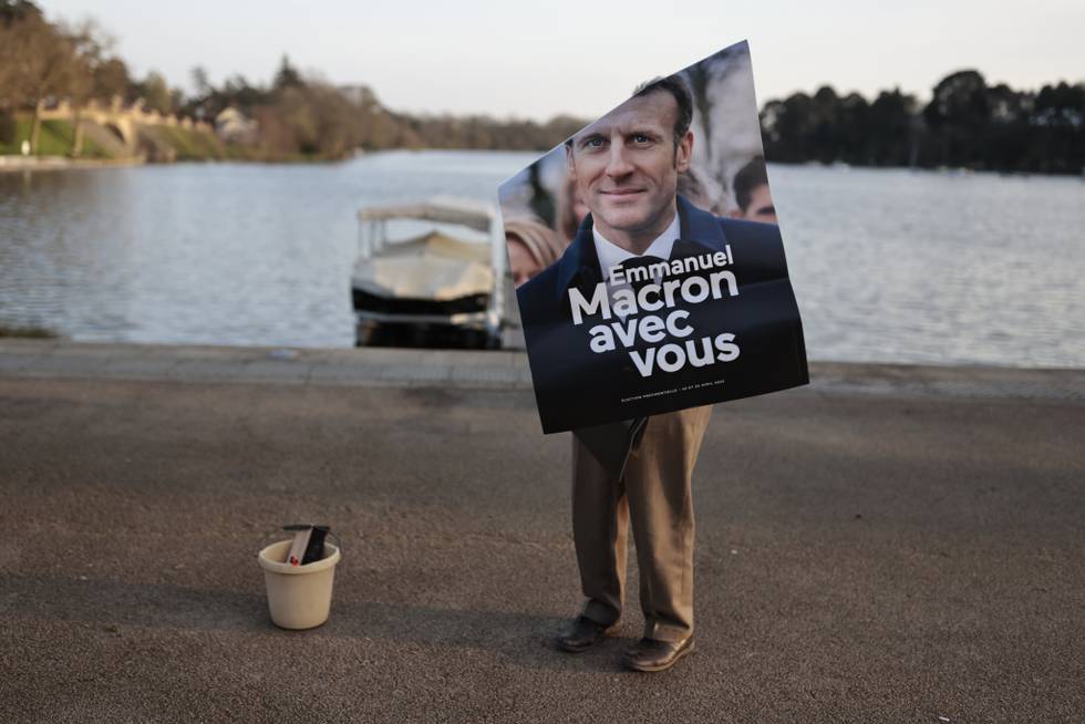 Knapt to uker før presidentvalget i Frankrike, startet den offisielle valgkampen. Her står Jean-Pierre Bedouin med en valgplakat av favoritten Emmanuel Macron i Suce-sur-Erdre vest i landet. Foto: Jeremias Gonzalez / AP / NTB