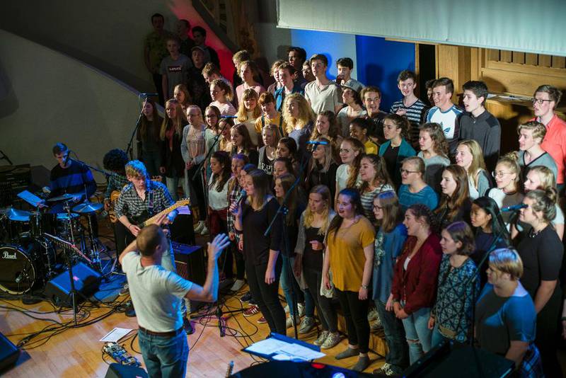 Elever fra Kongshaug musikkgymnas utenfor Bergen synger Andraé Crouchs «We will bless you, Lord». Norsk Luthers Misjonssamband rekrutterer mange blant elever på skolene sine. 