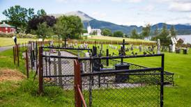 Kirkegårdsport uten kors skaper debatt