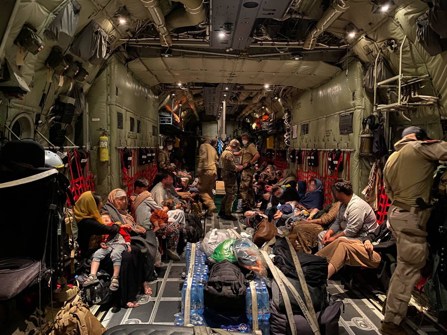 Kabul, Afghanistan 20210827. 
Sivile fra Afghanistan ombord i forsvarets C-130J Hercules transportfly før takeoff fra Hamid Karzai International Airport
i Kabul tirsdag 24. august.
Foto: Forsvaret / NTB