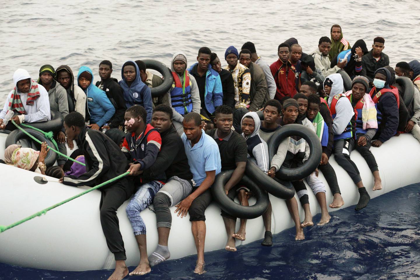 Migranter blir brakt til land etter å ha blitt pågrepet av den libyske kystvakten i Middelhavet, i Garaboli Libya, 18. oktober 2021. I en konfidensiell militær EU-rapport går det fram at EU fortsatt ønsker å støtte og lære opp Libyas kystvakt og marine – til tross for mange rapporter om voldsbruk og mishandling i interneringssentre i Libya. Arkivfoto: Yousef Murad / AP / NTB