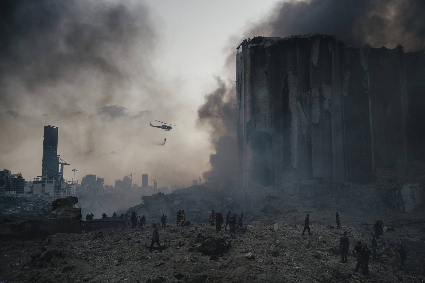 Brannmannskaper i gang med å slukke branner etter den voldsomme eksplosjonen i Beirut i fjor. Foto: Lorenzo Tugnoli, Contrasto, for Washington Post, World Press Photo via AP / NTB