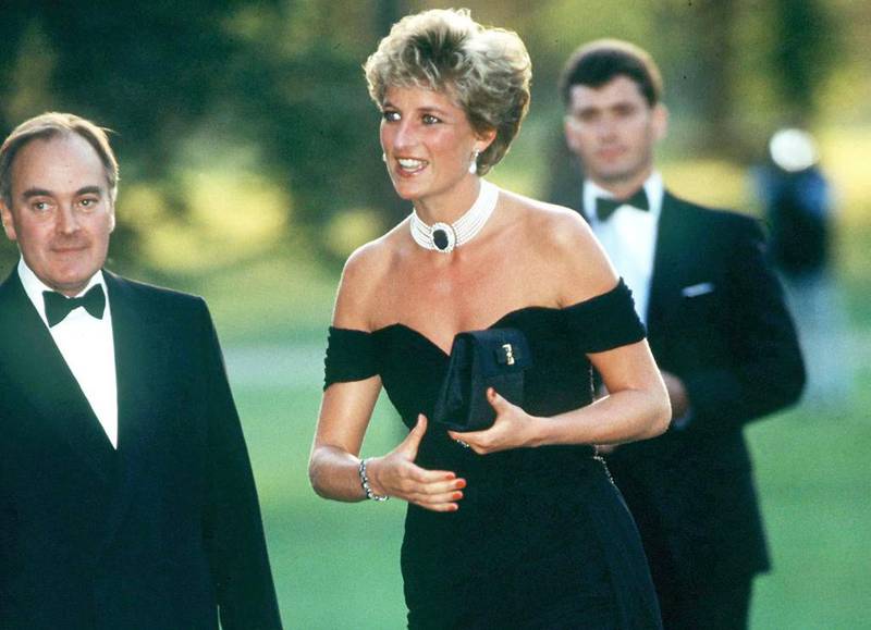 «Hevnkjolen» er den blitt kalt, kjolen prinsesse Diana viste seg i samme dag som ektemannen innrømmet utroskap foran åpent kamera. 