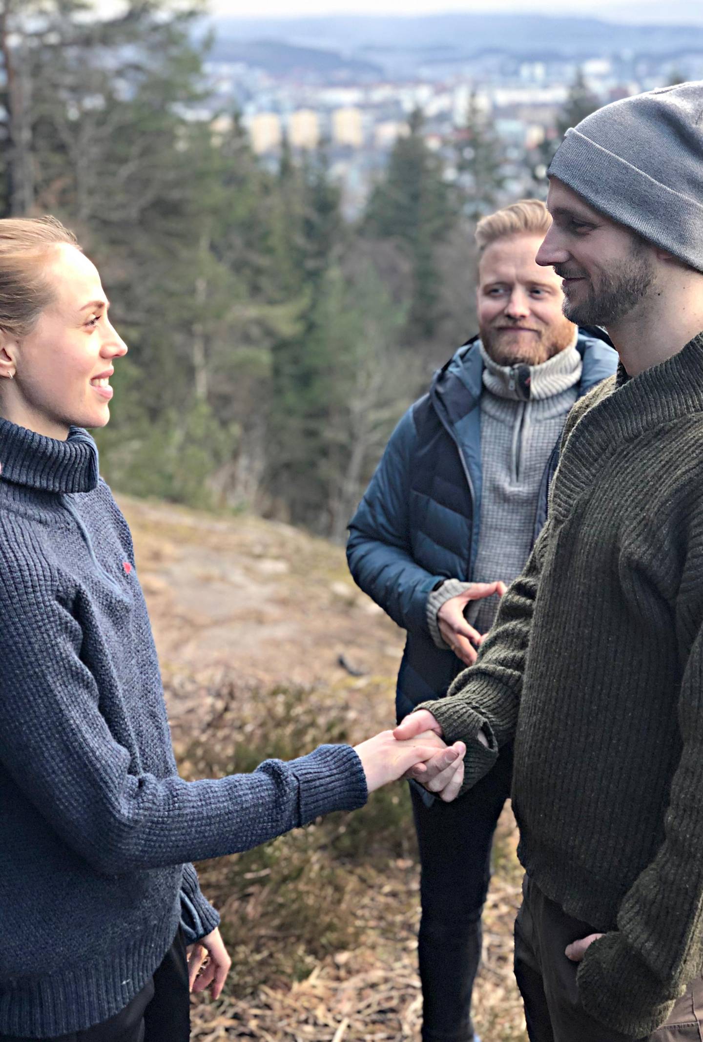 Da korona-krisen kom i veien for bryllupsplanene, valgte Morten og Johanne Føreland å heller gifte seg i skogen.