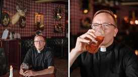 Pater Pål er på pub med snippen på