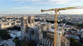 Minister: Enighet om at spiret på Notre-Dame skal bygges som det var