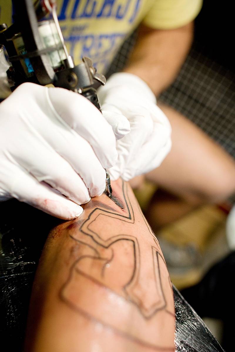 OSLO 20080724: En undersøkelse fra USA viser at halvparten som lar seg tatovere, senere angrer på kunstverket.
Foto: Tore Meek / Scanpix .