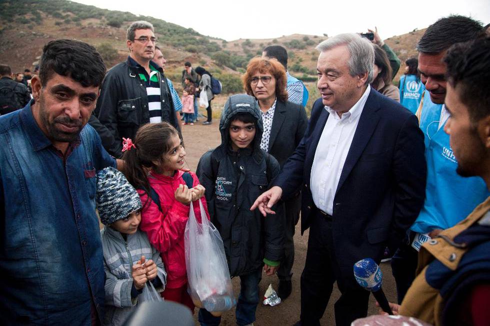FNs påtroppende ­generalsekretær, António Guterres, markerte seg som en tøff forsvarer av flyktningene rettigheter i sine ti år som FNs høykommissær for flyktninger. Her besøker han flyktninger som har kommet seg til den greske øyen Lesbos.