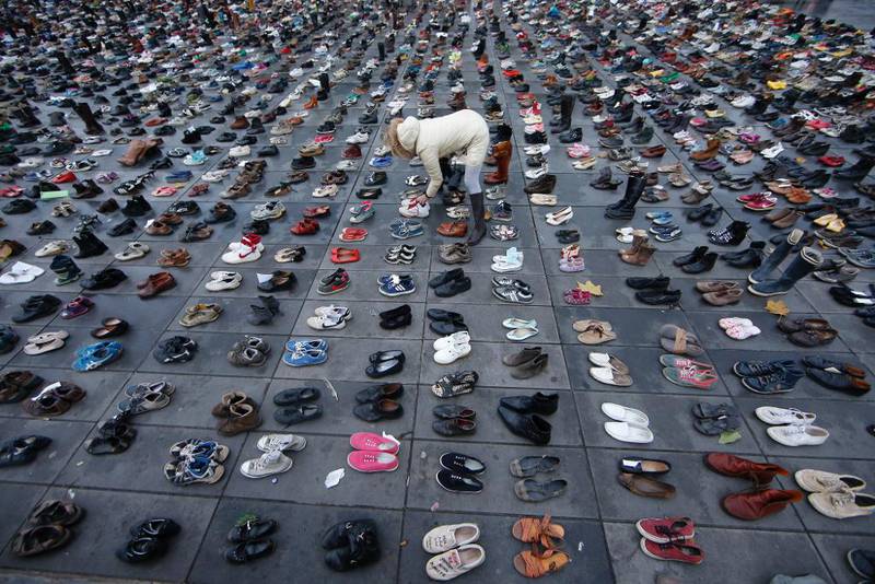 Terrorofrenes sko var blant de to tusen skoene som søndag formiddag ble sirlig plassert utover Place de la Republique i Paris, Frankrike. Skoaksjonen markerte støtte til fremgang i klimaforhandlingene som starter i byen mandag.