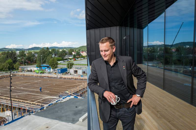Ivar Vigdenes ordfører i Stjørdal for Senterpartiet på en balkong i kulturhuset Kimen. På nabotomten bygges det.