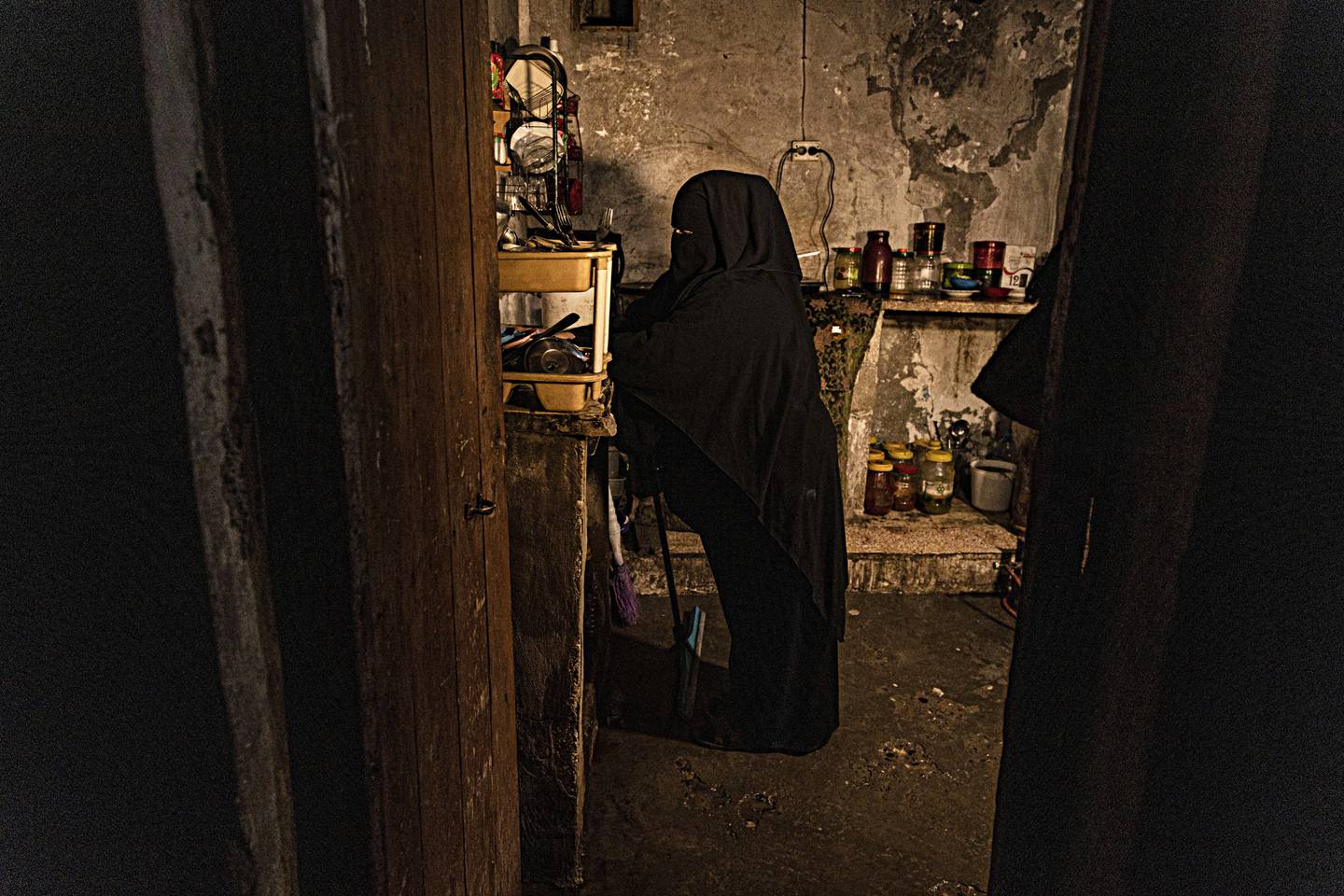 SLITER: Tidligere IS-medlem Marwa Ahmad sliter med å bli godtatt i samfunnet etter at hun fikk komme tilbake til hjembyen Raqqa etter å levd i al-Hol-leiren. Hun tar nå avstand fra IS, men det at hun stadig bærer nikab gjør mange mistenksomme, tror hun.
