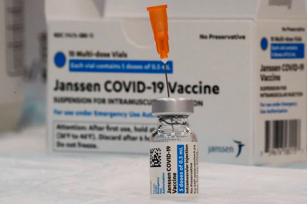 En flaske med Janssen-vaksinen på et vaksinesenter i New York. Vaksinen er utviklet av det nederlandske selskapet Janssen Vaccines, et datterselskap av det amerikanske legemiddelkonsernet Johnson & Johnson. Foto: Mary Altaffer / AP / NTB