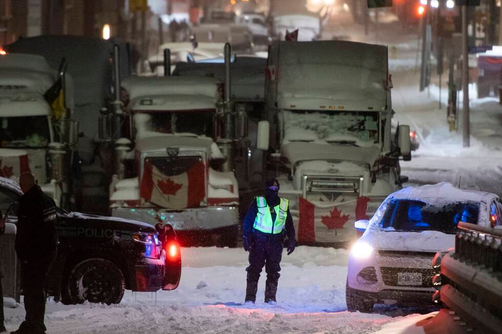 Canadisk politi er klar til å rydde unna lastebildemonstrantene som har okkupert sentrum av Ottawa i tre uker. Foto: Justin Tang / The Canadian Press via AP / NTB