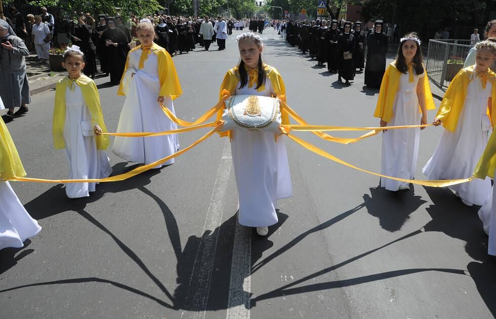 Unge jenter går i prosesjon for å feire den katolske festen Corpus Christi, i Warszawa i 2016. I Polen står kristendom sterkt blant unge.