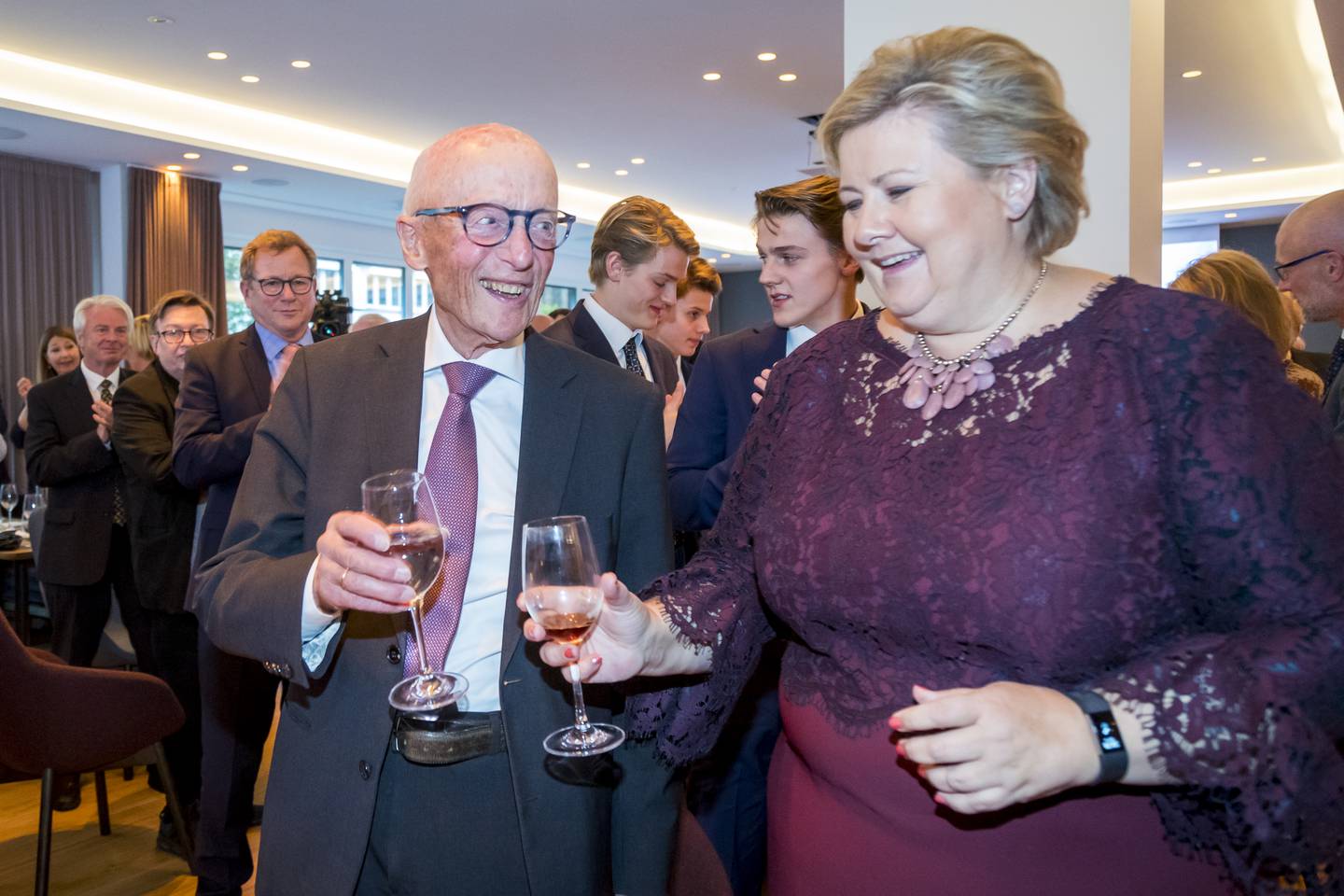 SAVN: Statsminister Erna Solberg og Kåre Willoch skåler under en mottakelse på Høyres Hus søndag i anledning jubilantens 90-årsdag 3. oktober i 2018. – Jeg kommer til å savne Kåre, sier hun.
